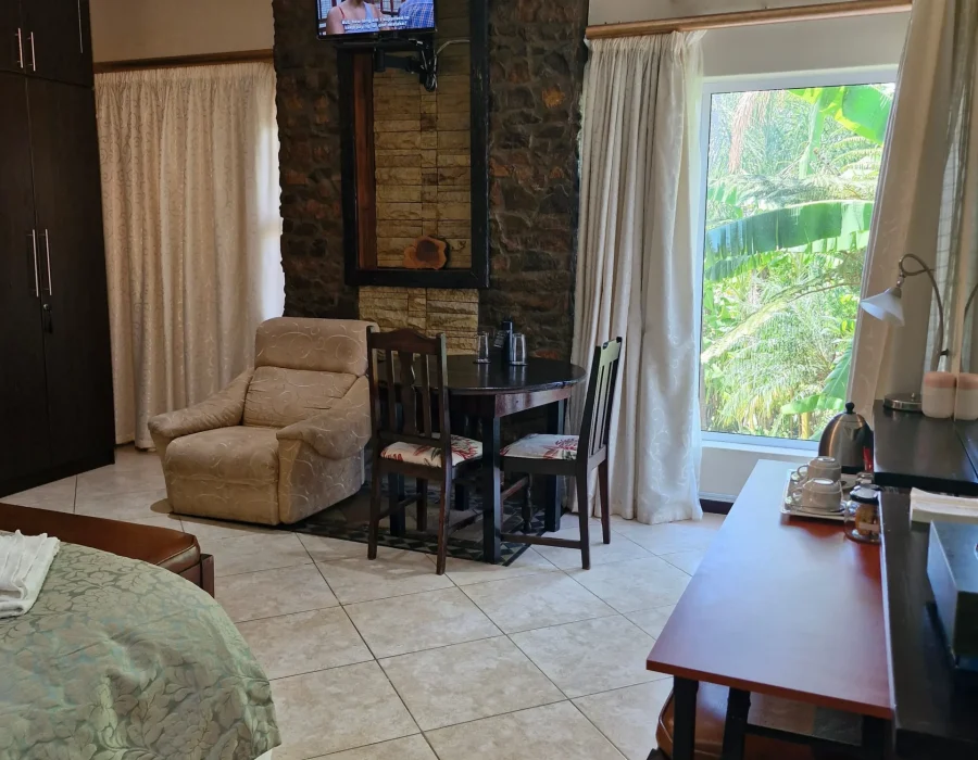 Kliphuis room 1 view on garden_converted